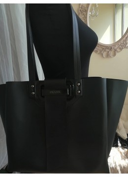 Елегантна черна кожена чанта Prada